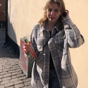 Rutig jacka - Jättesnygg overzised jacka som är fodrad och är perfekt till våren. Priset kan diskuteras ! ❤️❤️❤️❤️❤️