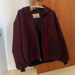 Bomberjacka i bomull - Perfekt vårjacka. Snygg bomberjacka - carharrt liknande modell. Köpt på beyond retro för något år sedan. (Obs ingen fläck på andra bilden det är kameran)