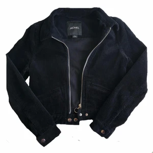 Mörkblå manchesterjacka - Croppad manchesterjacka från Monki i storlek xs. Endast använd ett fåtal gånger så är i mycket bra skick. Ställ gärna frågor om du har några!