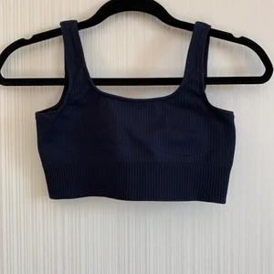 Aimn Navy Seamless Bra - Endast använd ett fåtal gånger. Inga ilägg kvar. Nypris 399kr