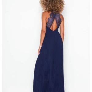 Balklänning - Aldrig använd med prislapp kvar. Normal i storlek.