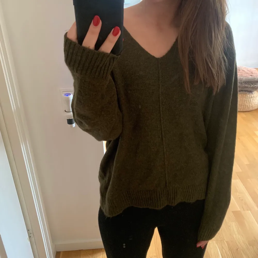 Fin mörkgrön/brun tröja. Perfekt till våren!💗 . Neuletakit & Villapaidat.