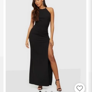 Balklänning  - Säljer min balklänning ifrån Nelly, aldrig använd då jag hittat en ny, köpt för 700 Säljer för 400, köparen står för frakten🌸