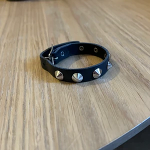 Nitarmband - Såå coolt armband med nitar i silver!! Typ som nytt inget slitage alls på de❤️❤️