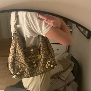 Guessväska - Jättefin vintage guessväska!🥰