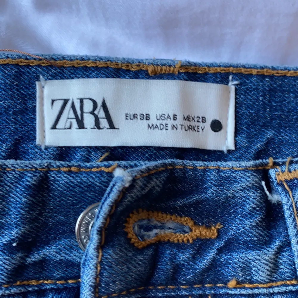 Säljer mina helt oanvända jeans från zara då dom inte kommer till användning, prislappen är kvar. Har som sagt bara testat dom och inte mer. Köparen står för frakten 😻😊. Jeans & Byxor.