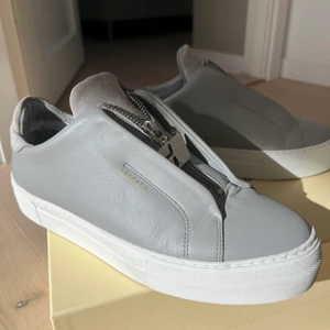 Axel Arigato sneakers  - Säljer dessa as snygga sneakers i storlek 38 från Arigato pga för små. Används max 2 ggr och är i nyskick💕💕