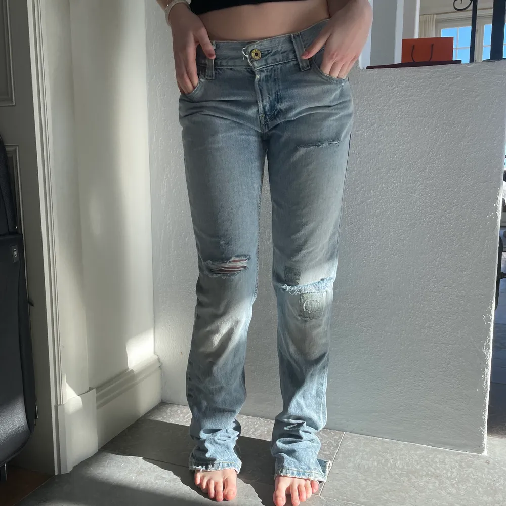 Världens snyggaste jeans från Levis! Sitter lite stort på min kompis som är 165. Jag som är 176 sitter de perfekt i längden men lite litet i midjan. Skriv för mer info ❤️❤️. Jeans & Byxor.