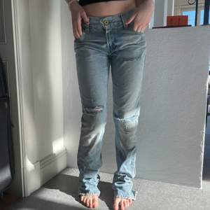 Världens snyggaste jeans från Levis! Sitter lite stort på min kompis som är 165. Jag som är 176 sitter de perfekt i längden men lite litet i midjan. Skriv för mer info ❤️❤️