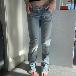 Jeans - Världens snyggaste jeans från Levis! Sitter lite stort på min kompis som är 165. Jag som är 176 sitter de perfekt i längden men lite litet i midjan. Skriv för mer info ❤️❤️