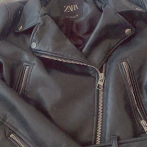 Skinnjacka  - Hej säljer min skinnjack för 500kr passar båda M och L helt ny köpt för 1 vecka sen oanvänd vid snabb äffare går priset ner❤️