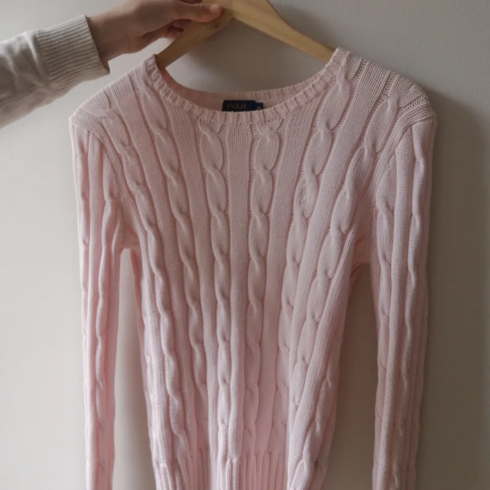 Säljer min Cable knit sweater från Ralph Lauren då den inte kommer till användning. Är I perfekt skick, endast använd 2 gånger. Fin ljusrosa nyans, storlek xs. Nypris 1400 kr, säljes för 500+ev frakt. . Puserot.