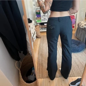 Kostymbyxor  - Säljer dessa supersnygga y2k kostymbyxor som jag köpt här på Plick. Tyvärr är de förstora för mig så väljer att sälja de. Bilderna är från förra säljaren🌟 Storlek S/M. 180 kronor + frakt 🥰 skriv vid frågor. 