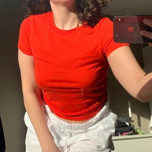 Röd T-shirt  - Röd T-shirt som är helt oanvänd, super fin färg till sommaren och super skönt material😊