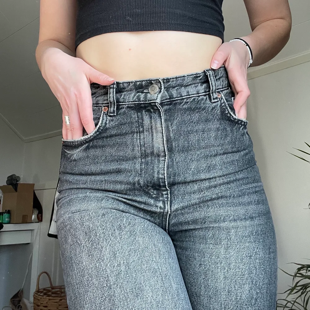 Superfina gråsvarta jeans i full length från Zara! Högmidjade, men kan nog bäras lägre också, sitter dock för tajt på mig som vanligtvis bär M/38-40 i jeans. Jag är 175 och de är långa på mig! Storlek 36. 120kr + frakt🥰. Jeans & Byxor.