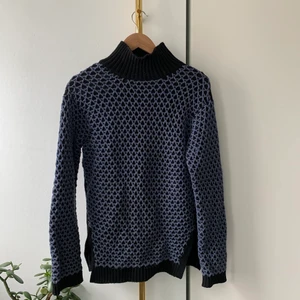 Suuuperfin stickad tröja från Dagmar - Stickad tröja med väärldens finaste mönster, lite längre i passformen och lite högre krage. Slits på båda sidorna vid midjan. Det blåa mönstret är broderat på den svarta grunden vilket gör att den känns vädligt exklusiv☺️ Baksidan är bara svart utan mönster, äälskar den här tröjan men finns tyvärr inte plats i garderoben💞 Frakt tillkommer