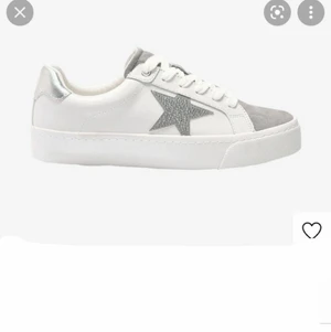 Sneakers - Superfina sneakers i grått och vitt med en stjärna på. Dessa skor är nästan helt oanvända och i superbra skick.💞 