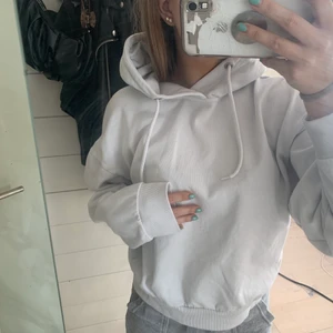 Vit basic hoodie🙌🏻 - En enkel vit hoodie ifrån lager 157!