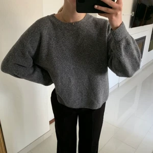 GRÅ TRÖJA - Stickad tröja från Weekday i storlek S (oversized) Superfin och i bra skick, då den ej kommit till användning så mycket för min del. Köparen står för frakten🤍