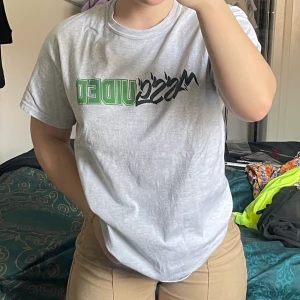 T-shirt - T-shirt från missguided i storlek small🦋 hör av er vid minsta intresse eller fundering så löser vi det💕