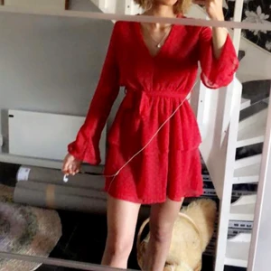 Röd sommarklänning  - Röd klänning, vet ej vilket märke. Storlek 8. Köpare står för frakt. 