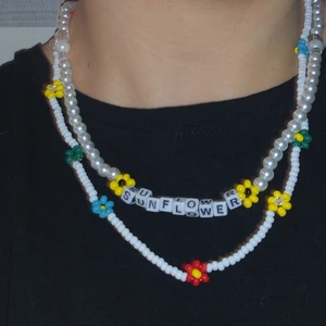 Pärlhalsband - 🌻Valfri design av pärlhalsband. Bestämm färg, tema, längd. Ett med endast blommor eller kanske ett i pärlor med valfri lyric/text!🌻 100 inkl frakt