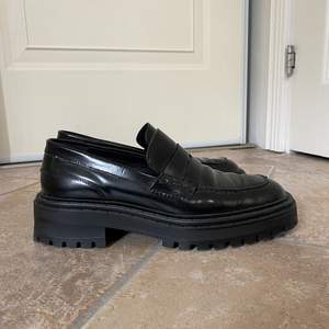 Superfina svarta loafers från Massimo Dutti. 🌟 Endast använda vid ett tillfälle så de är i nyskick, får inte riktigt användning för dem. Äkta skinn med putsad blank yta.