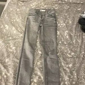 Nästan oanvända gråa jeans från zara i storlek 34.  Stretchiga. 