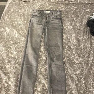 Gråa zara jeans  - Nästan oanvända gråa jeans från zara i storlek 34.  Stretchiga. 