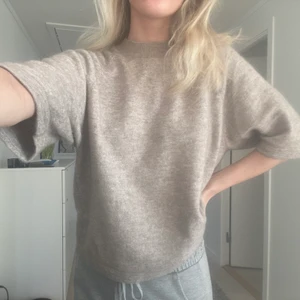 Beige stickad kortärmad!! - Nästintill oanvänd beige stickad kortärmad ifrån &otherstories!🤎🤎. Original pris 590kr