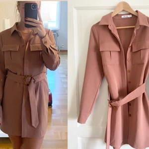 Klänning - Klänning med skärp från NAKD, strl 34