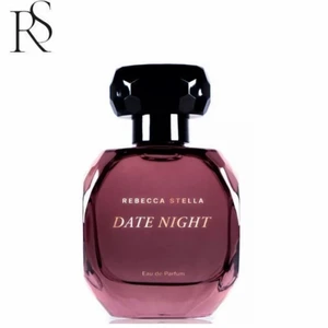 Rebecca Stella parfym - Säljer denna parfym från Rebecca stella, endast testad 2-3 gånger men säljer då lukten är för tung för mig.   Toppnoter: Svarta Vinbär, Hallon, Kanel och Kryddnejlika. Hjärta: Turkisk Ros, Pelargon och Patchouli. Basnoter: Ambroxan, Sandelträ, Mysk och Rökelse.