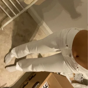 Mid waist vita jeans - Skit snygga vita jeans ifrån BikBok, de är mid waist i strl 24/32. Prislapp och etikett finns kvar, därmed helt oanvända. 