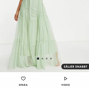 Balklänning  - Superfin balklänning köpt på ASOS för 1100kr aldrig använd . Säljer då jag ska ha en annan på min bal . Säljer en i storlek 46 och en i 48 