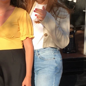 Croppad kavaj - Croppad linnemixkavaj från ASOS (slutsåld). Superfräscht att ha till antingen linnebyxor eller ett par schyssta jeans.👖 Storlek 36📏