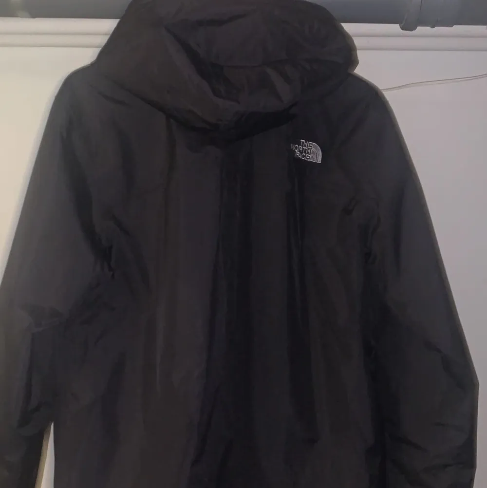 Säljer nu min The North Face vindjacka som är i gott skick! Hör gärna av dig vid fler frågor😀. Jackor.