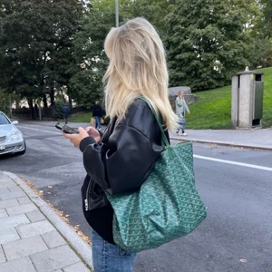 Zara bomber jacka i skinn - Jag säljer min älskade zara jacka som är helt SLUTSÅLD!!!! Passar till allt och är as cool. Perfekt till våren och sommarkvällar 😍😍😍😍 (lånade bilder men de är samma jacka) Inga tecken på användning alls! 