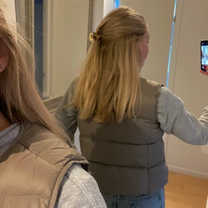 MANGO VÄST🤎 - Säljer min fina väst som tyvärr inte kommer till användning! Den är supersnygg nu till våren och är i nyskick🌸🌸❣️Köptes på mango för 399kr och säljer för 150kr eftersom den är som ny. Kan mötas upp i Stockholm annars står köparen för frakt🌸🤎🤎✨Skriv för frågor eller fler bilder!!