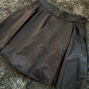 Kjol i fake skinn från Boohoo svart💕 Helt oanvänd då den är för liten💕 Köpt för 324kr från hemsidan