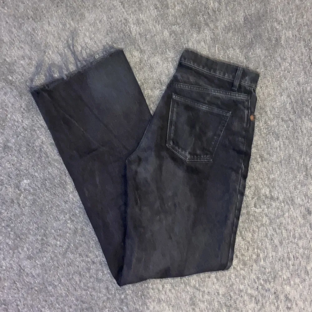 Svarta långa jeans från zara med ”fransar” längst ner. Använd ett fåtal gånger och är i mycket bra skick. Ganska hög midja med raka ben. För små på mig i midjan därför de är uppknäppta.. Jeans & Byxor.