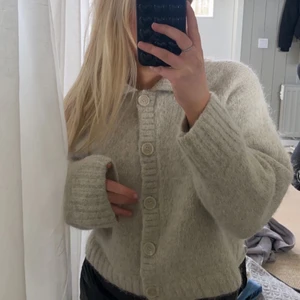 Stickad tröja S - Supergosig beige stickad tröja från Weekday<3 Är bara använd ett fåtal gånger❤️