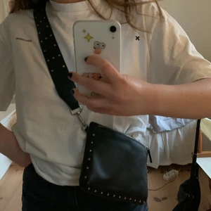 Carin Wester crossbody väska  - Svart axelremsväska med avtagbar axelrem från Carin Wester med små platta nitar på både väskan och axelremmen. Fake läder. Lite slitet i hörnen på väskan annars är den i fint skick💕