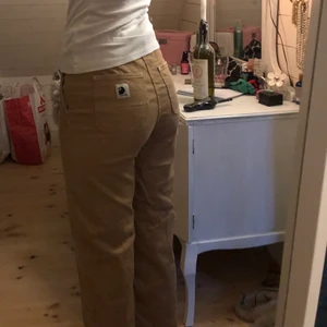 Carhartt byxor  - Carhartt W armanda pant i nyskick har aldrig använt, säljer pågrund att de inte passar mig i midjan eller längd. Jag här 1.68 och de sitter precis över foten på mig💕 