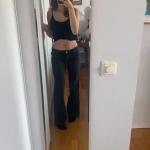 Grå lågmidjade jeans - Säljer ett par helt oanvända grå utsvängda jeans med prislapp kvar. De är lite ljusare än vad bilderna visar. Slutsålda överallt.