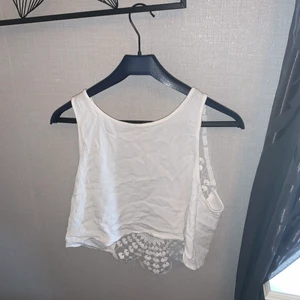 Vit topp - Säljer en vit topp, fin att ha på sommaren med en öppen rygg