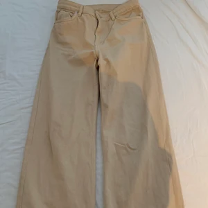 Monki jeans - Yoko jeans från monki. Storlek 28 köpte dom för 400 och använt dom några gånger bara, helt felfria och är wideleg och highwaist. Passar inte mig längre. Jag är 167 och dom passar mig bra i längd. Fraktas och betalning via Swish! Kan skicka fler bilder ifall det behövs