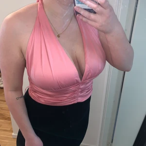 Rosa silkes topp från BikBok - Superfin topp från BikBok! helt oanvänd, bara testad. Passar superbra nu till sommaren! Storlek XL. Nypris: 259kr 