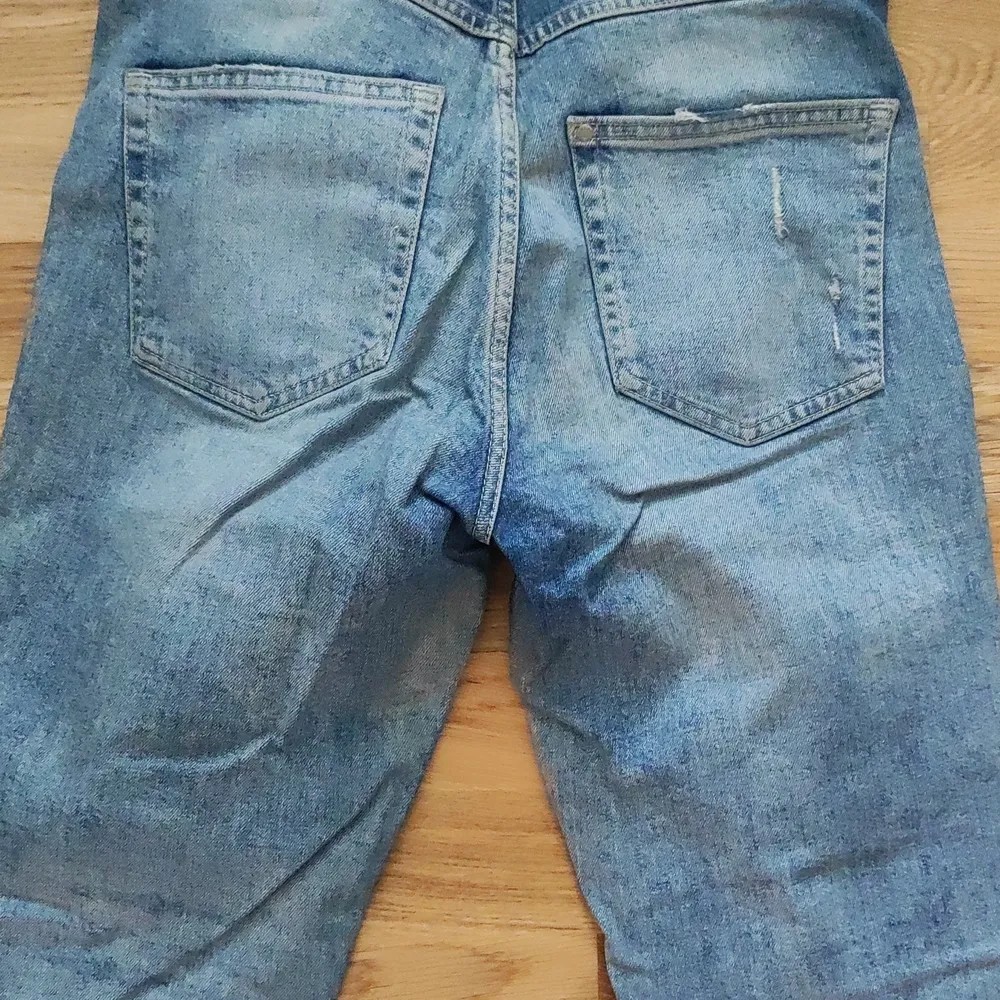 High waist jeans från H&M storlek 36. Användes knappt så är i bra skick.. Jeans & Byxor.
