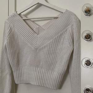 Off-shoulder vit stickad tröja från H&M. Använd några gånger men som ny. Relativt kort vid magen, storlek XS. 