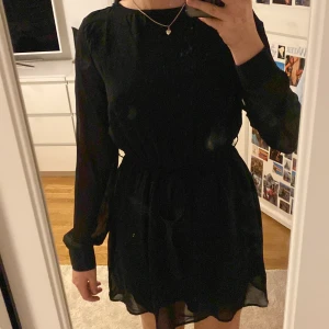 Nakd klänning - Blusig känsla på klänningen. Knähöjd och genomskinliga ärmar. Lappen finns kvar o är alltså inte använd. Kontakta mig för mer info eller fler bilder💗